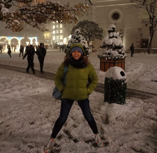 Zdjęcie wolontariuszki na tle warszawskiej iluminacji świątecznej