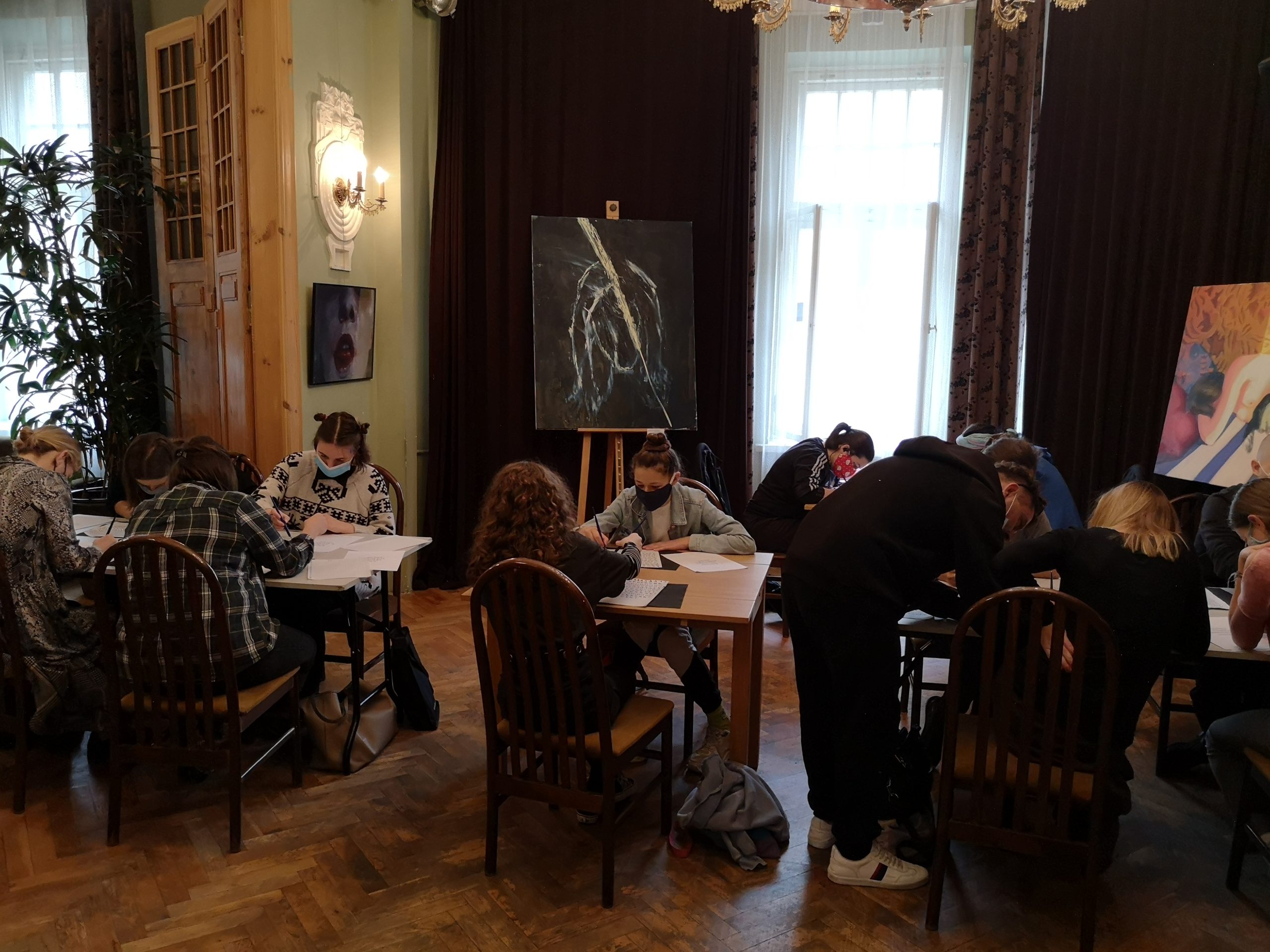 Uczestnicy warsztatów kaligrafii wykonujący swoje projekty