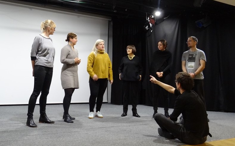 Uczestnicy warsztatów teatralnych na scenie