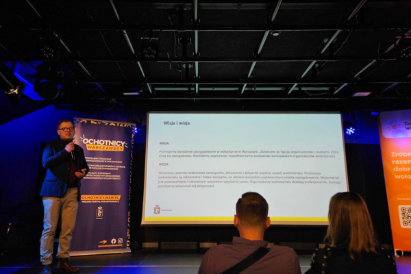 Kierownik Zespołu Rozwoju Wolontariatu, Antoni Morawski, przedstawiający cele nowej edycji projektu "Ochotnicy warszawscy".