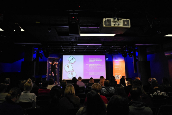 Wystąpienie Moniki Prus-Głaszczki z Centrum Edukacji Obywatelskiej pt. „Od działania do kompetencji: wolontariat szkolny, który otwiera drogę do kariery zawodowej”.