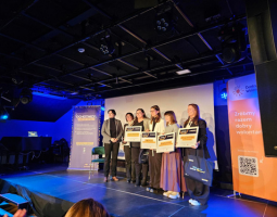 Zwyciężczynie konkursu "Koordynator Wolontariatu 2025" na scenie.