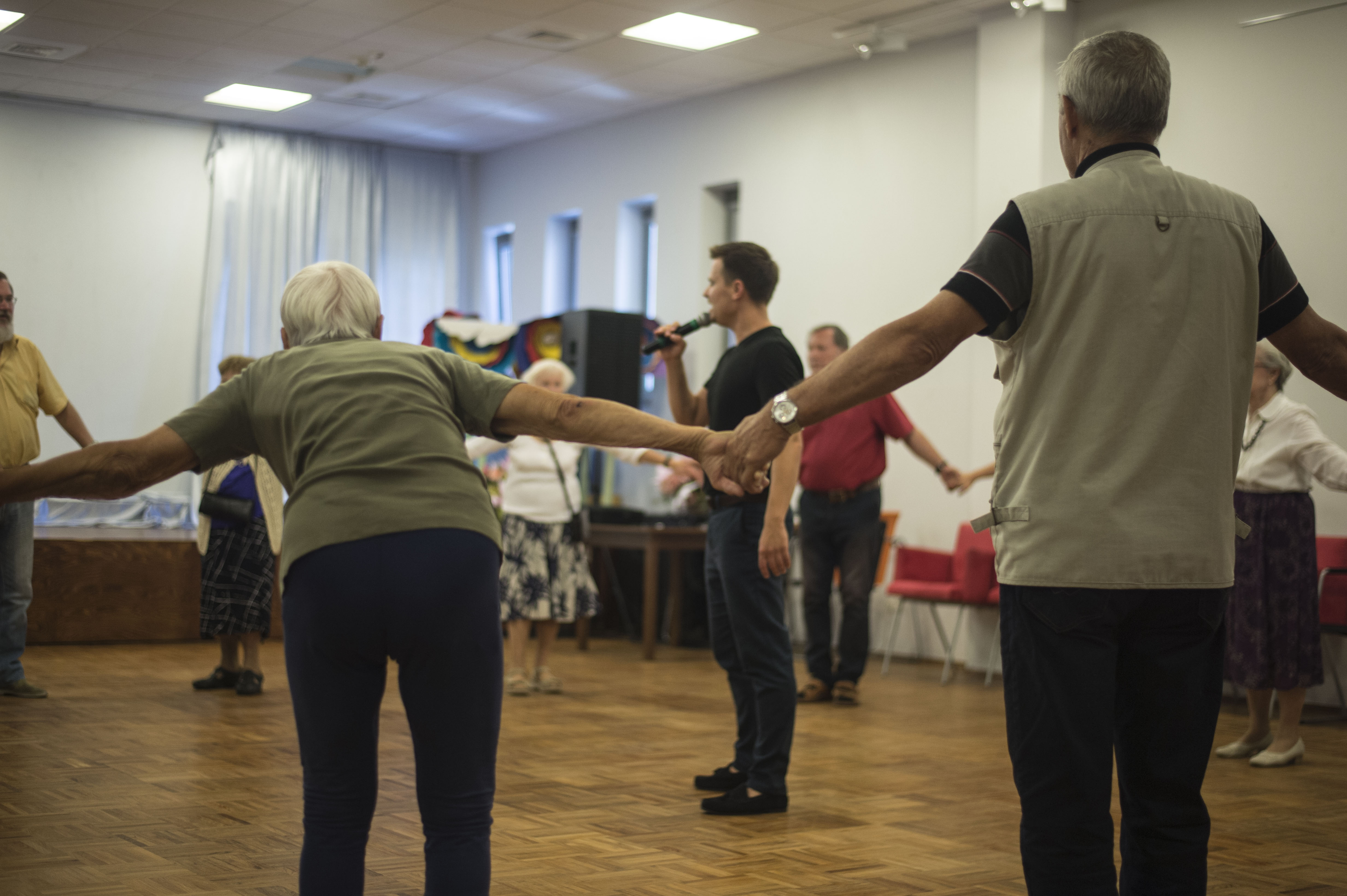 Seniorzy ćwiczą na zajęciach z Marcinem Hakielem