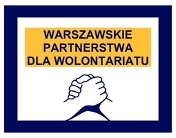 Ciemnogranatowy napis na żółtym tle: "Warszawskie Partnerstwa dla Wolontariatu". Wokół ciemnogranatowa ramka. W centralnym punkcie, na dole znajduje się grafika przedstawiająca trzymające się ręce.