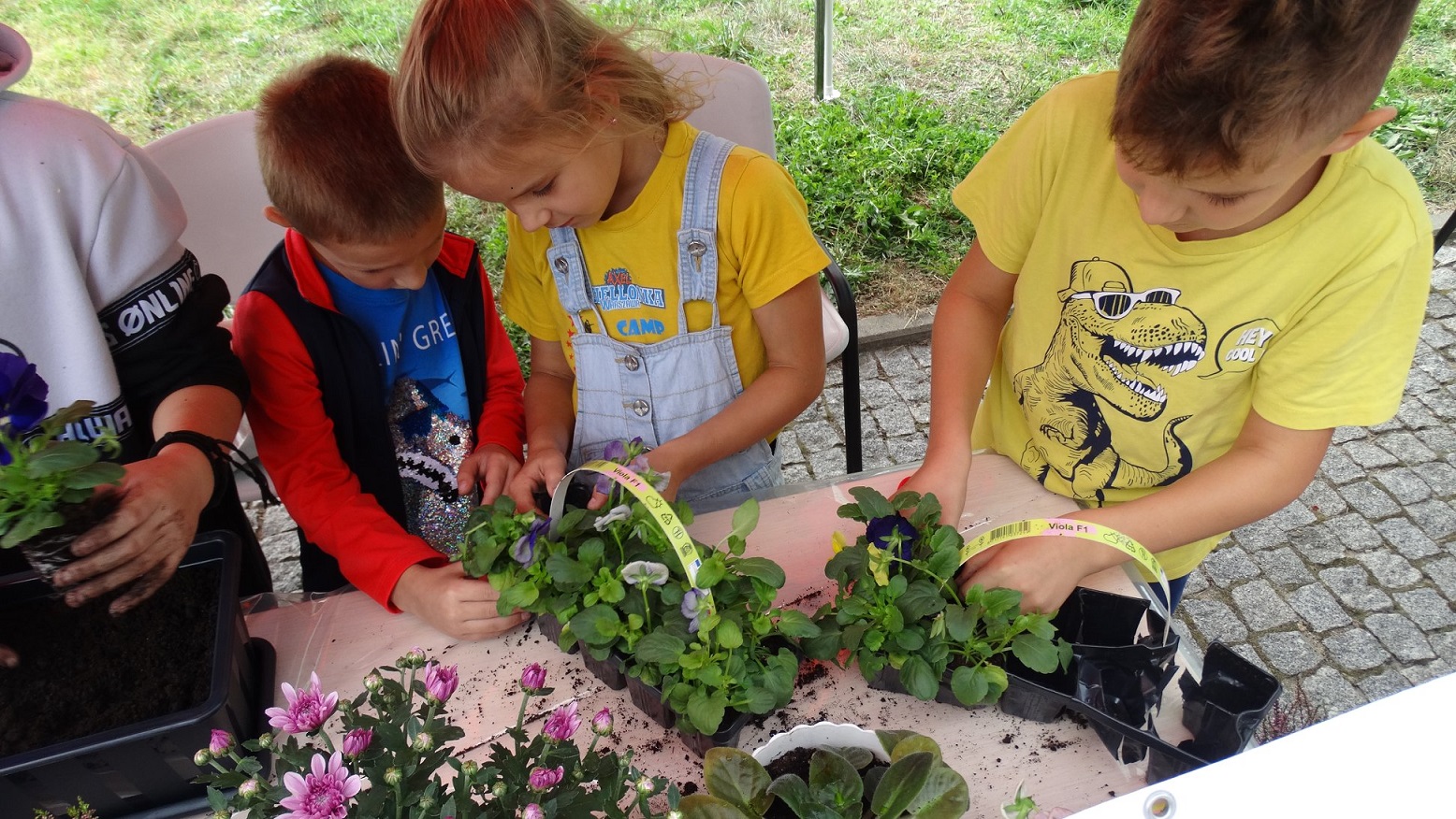 Dzieci przesadzające kwiaty
