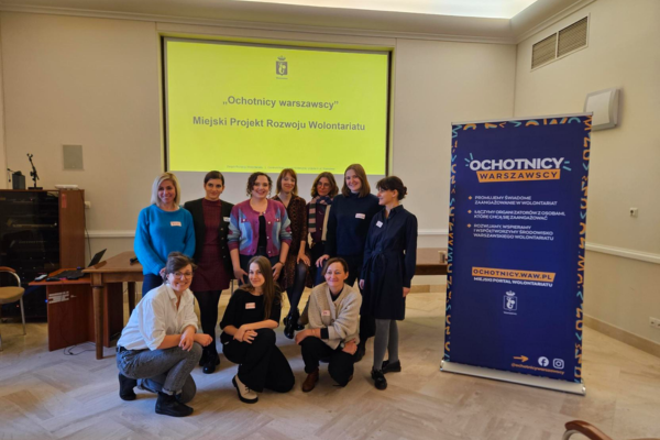 zdjęcie przedstawia koordynatorki wolontariatu w teatrach oraz prowadzące z Fundacji Civis Polonus