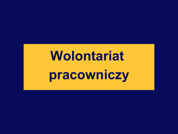 Ciemnogranatowy napis na tleżółtej ramki "Wolontariat pracowniczy". Wszystko znajduje się na ciemnogranatowym tle
